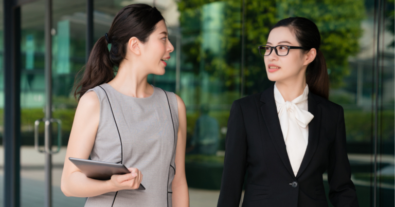 People who are experts at small talk always use these 8 phrases