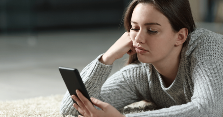 7 habits of people who secretly can’t handle being alone (says psychology)