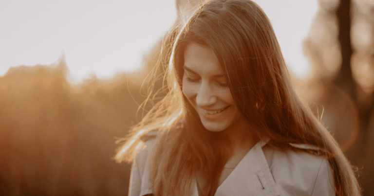8 signs a woman has a genuinely beautiful soul, according to psychology