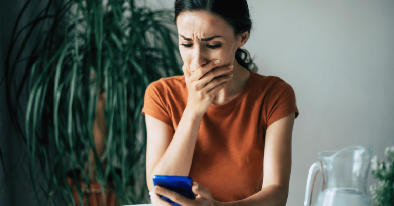 People who lack self-respect often fall into these 8 toxic habits without realizing it