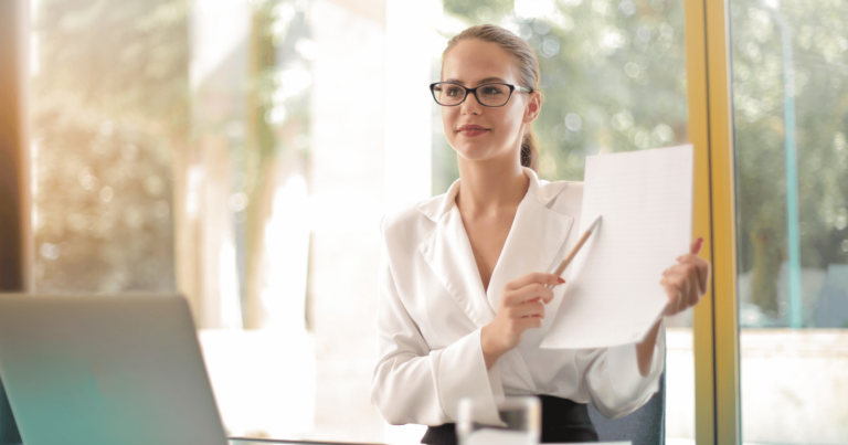 7 behaviors that instantly reveal someone is intelligent without saying a word