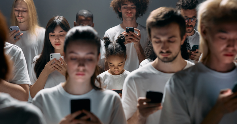 People who pretend to scroll their phone in public usually display these 7 personality traits, according to psychology