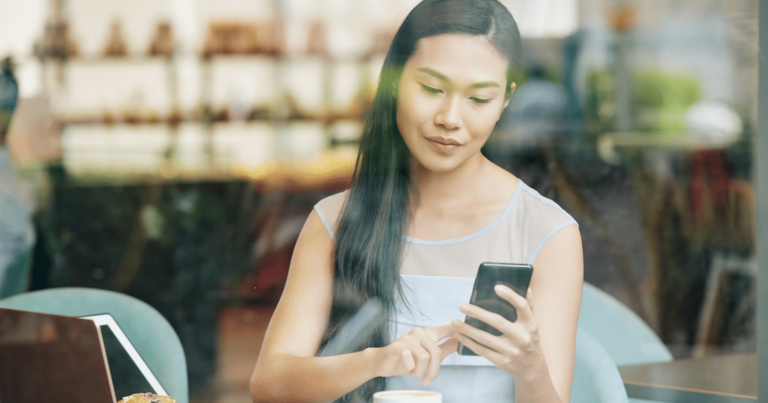 People who keep their phone on silent all day often show these 7 introverted behaviors