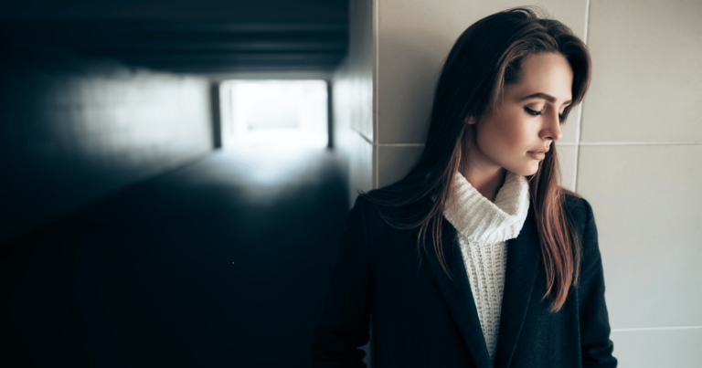 7 behaviors of people who have no close family to rely on, according to psychology